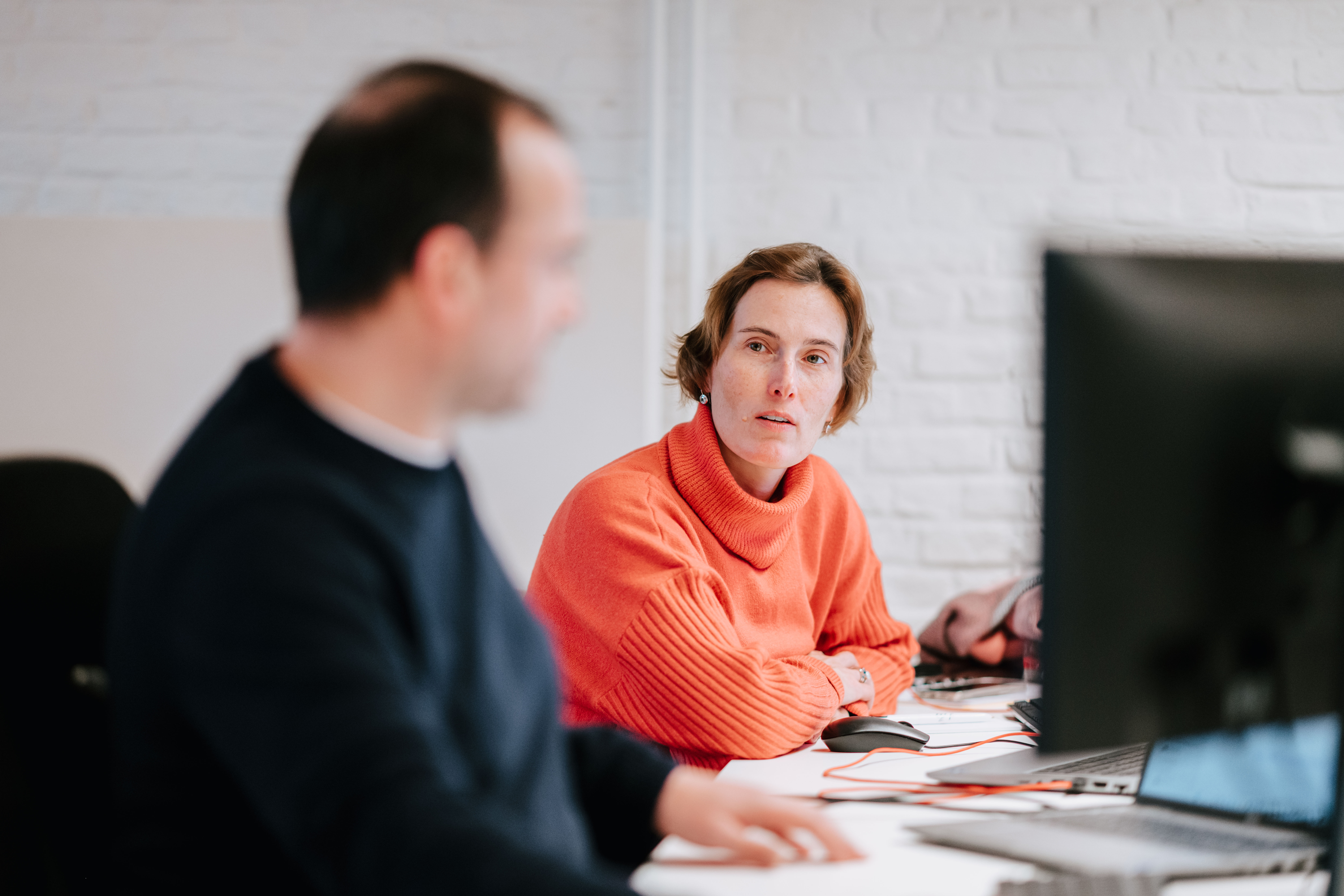 A person listening to het colleague