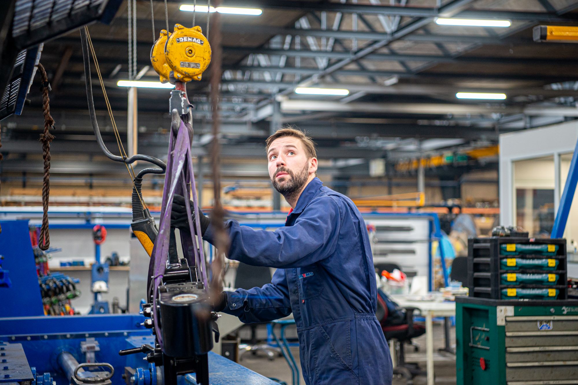 Mennens employee working with lifting equipment